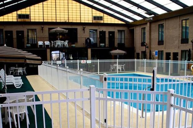 Gold Vault Inn Radcliff Екстер'єр фото