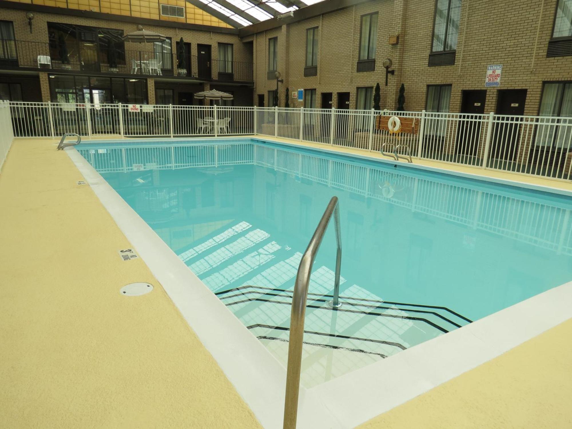 Gold Vault Inn Radcliff Екстер'єр фото